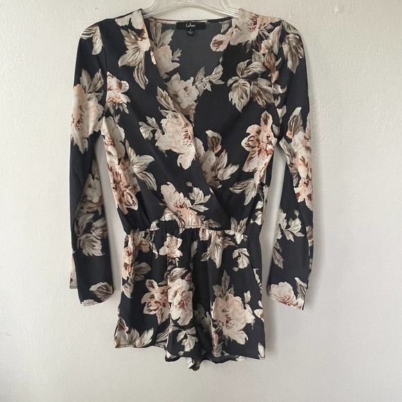 Lulu’s Floral Romper size S - Picture 3 of 14